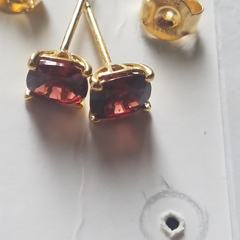 925 garnet stud